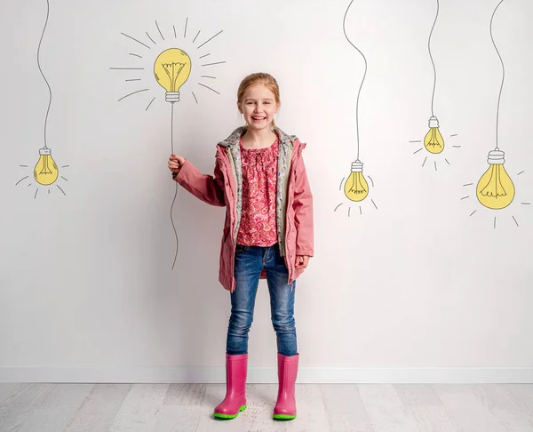 Menina Acende Lâmpada Parede Pintada Simbolizando Invenção Criança Conceito Descoberta — Fotografia de Stock