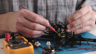 Hizmet Merkezi 'ndeki Mikroçip Tahtasında Çeçen Devre Bağlantısı, Hobi FPV Drone Kurulum İşlemi