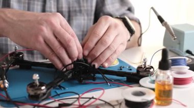 FPV hobi insansız hava aracının servis merkezinde onarılması, görüntüyü kapatın