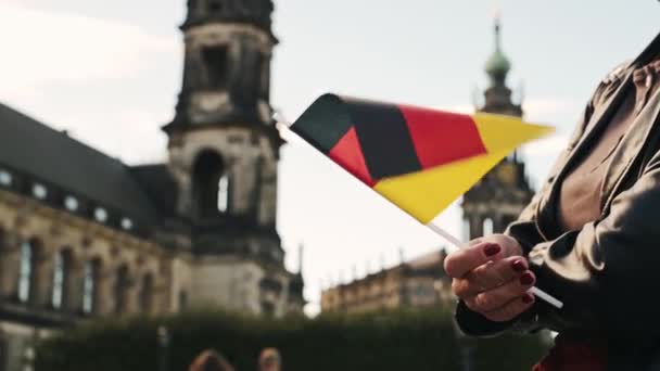 여자는 독일의 깃발로 셀카를 찍는다 가을에 — 비디오