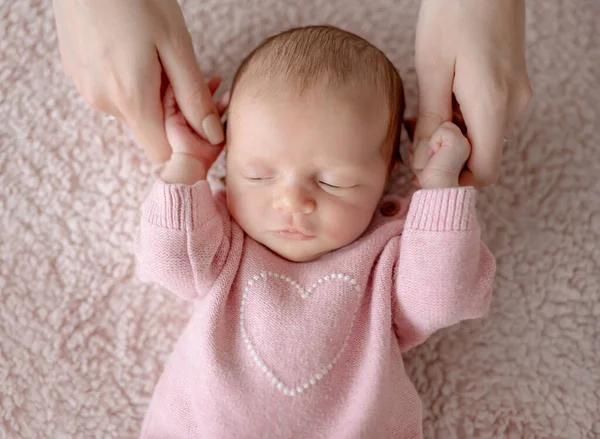 在工作室里 穿着粉红衣服的女婴睡觉时 妈妈在新生儿摄影课上抱着她 — 图库照片