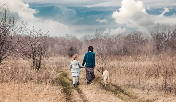 Anne Kızı Toprak Yolda Yürüyorlar — Stok fotoğraf