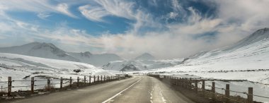 Gürcistan'daki kış yolun görünümü