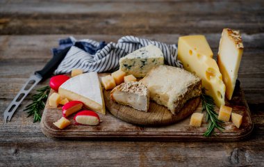 Peynir Bıçaklı Eski Ahşap Masa Üstünde El Yapımı Peynir Seti