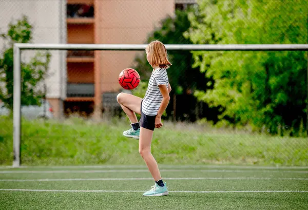Ładna Dziewczynka Kopie Piłkę Boisku Cute Dziecko Gra Active Gry — Zdjęcie stockowe