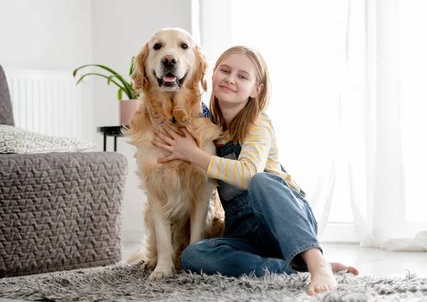 Meisje Met Golden Retriever Hond Poseert Thuis Vloer Voor Een — Stockfoto