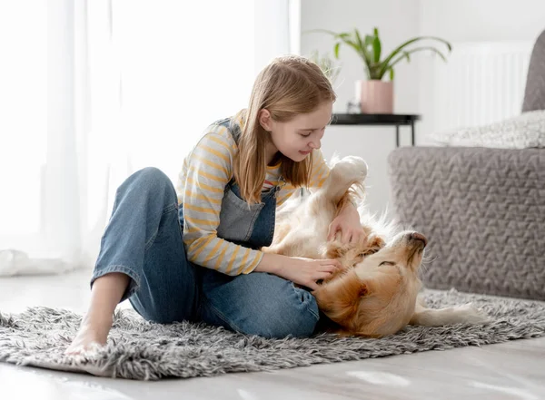 Meisje Speelt Met Golden Retriever Vloer Van Kamer Dog Game — Stockfoto