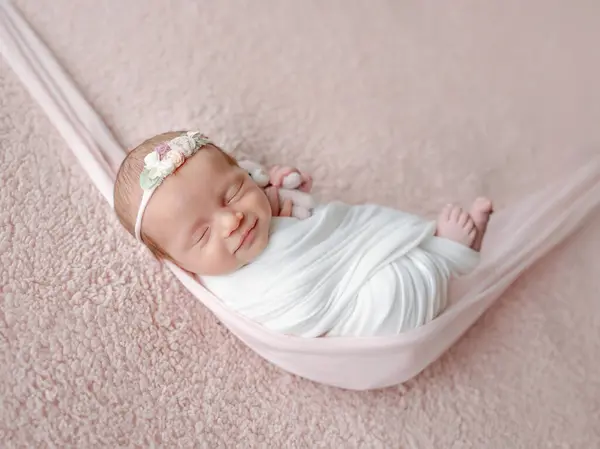 Новорожденный Ребенок Завернутый Одеяло Спит Гамаке Время Фотосессии Смолой — стоковое фото