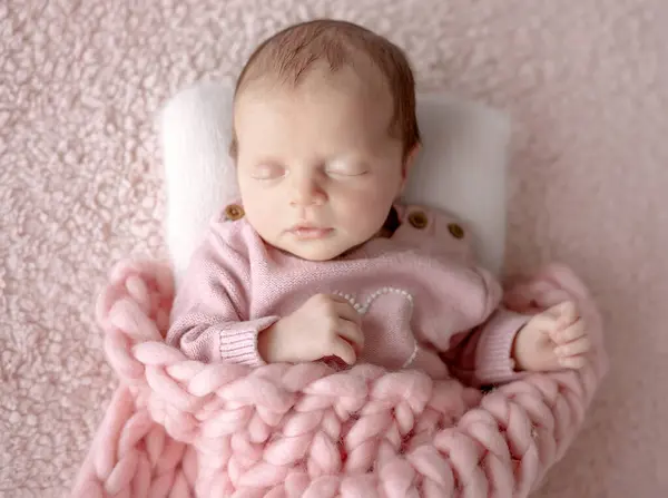 Девочка Розовом Одеянии Спит Время Новорожденной Фотосессии Студии — стоковое фото
