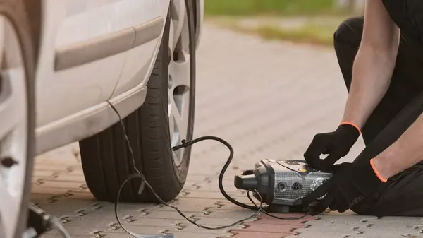 Adam Taşınabilir Pompayı Sürücü Olarak Lastiği Şişiriyor — Stok fotoğraf