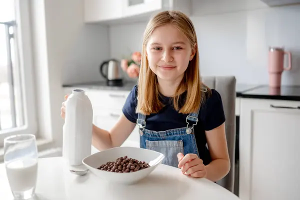 Süßes Mädchen Blickt Den Rahmen Küchentisch Mit Trockenem Frühstück Teller — Stockfoto