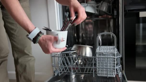 Молодая Женщина Загружает Ложки Посудомоечную Машину Крупным Планом — стоковое видео