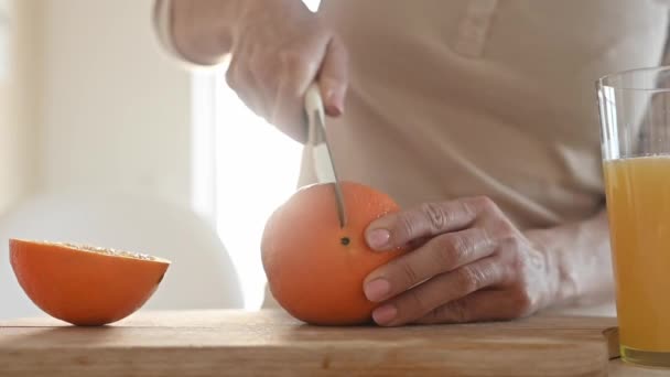 Dívka Krájet Zralý Pomeranč Nožem Pro Výrobu Přírodní Šťávy Kuchyni — Stock video
