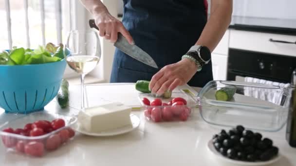 Γυναίκα Στο Σπίτι Στην Κουζίνα Κόβει Αγγούρια Προετοιμασία Ελληνική Σαλάτα — Αρχείο Βίντεο
