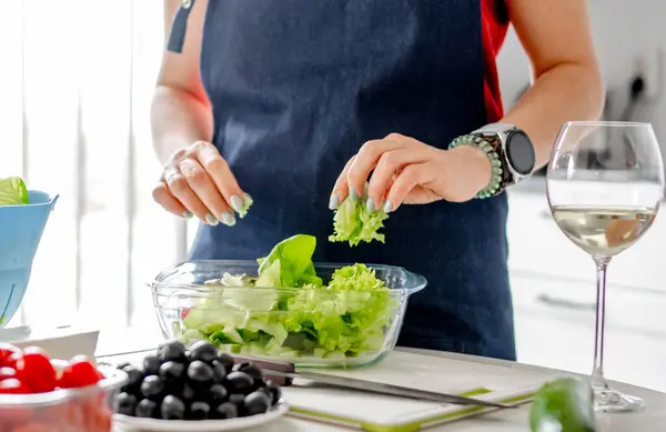 Mulher Rasga Alface Deixa Tigela Para Fazer Salada Grega — Fotografia de Stock