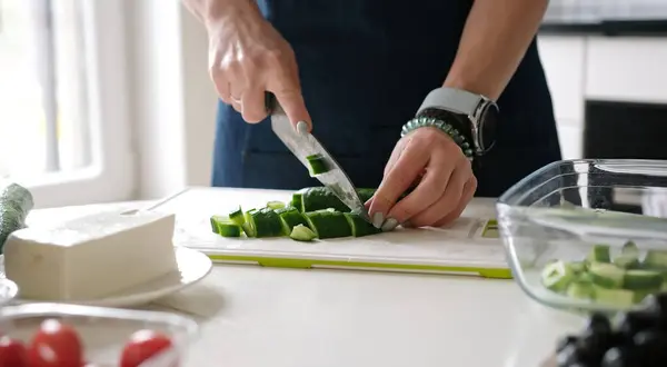Mãos Das Mulheres Estão Cortando Pepino Para Salada Grega Com — Fotografia de Stock