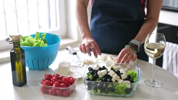 Hausfrau Legt Käse Schüssel Mit Griechischem Salat Und Bereitet Hausgemachtes — Stockvideo