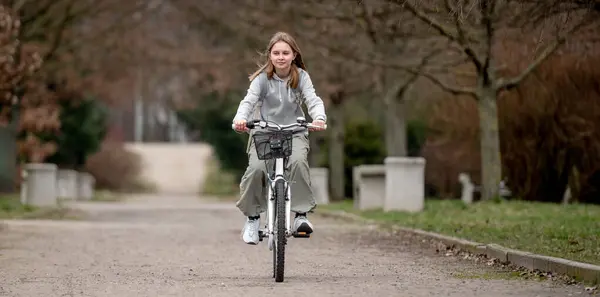 Tempo Quente Menina Andando Bicicleta Através Spring Park — Fotografia de Stock