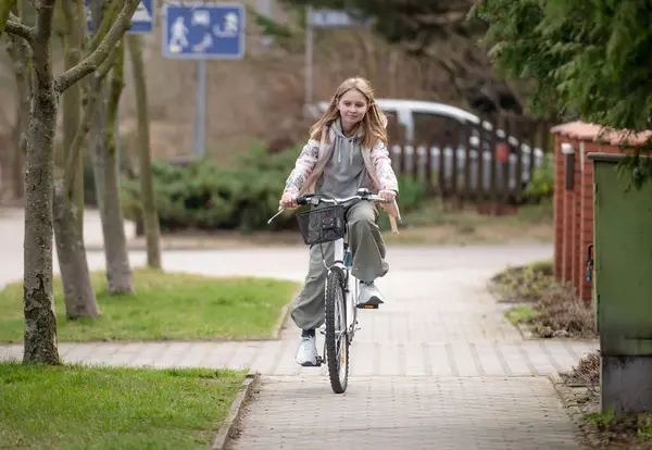 Menina Passeios Bicicleta Entre Casas Privadas Europa Durante Primavera — Fotografia de Stock