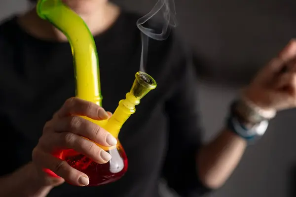 Mujer Fuma Cannabis Con Pipa Vista Cerca — Foto de Stock