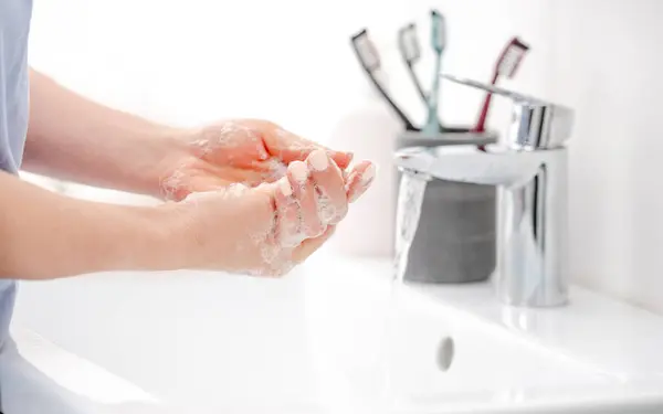 Fille Lave Les Mains Avec Savon Liquide Dans Baignoire Vierge — Photo