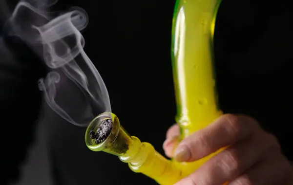 Kvinna Röker Marijuana Med Bong Närbild Representerar Livsstilsbegrepp Och Global — Stockfoto