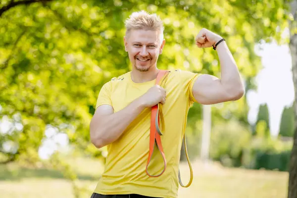 Uomo Con Elastico Elastico Che Mostra Muscoli All Aperto Dopo — Foto Stock