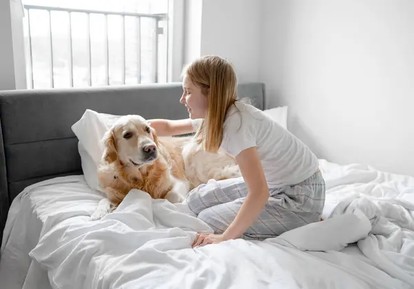 Маленька Дівчинка Грає Золотим Собакою Ліжку — стокове фото