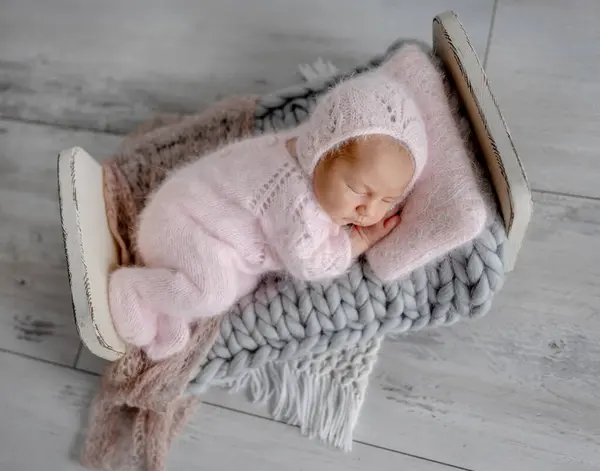 Novorozená Dívka Krajka Šaty Leží Židli Růžové Tóny Fotografie — Stock fotografie
