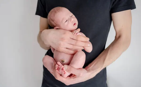 Novorozené Dítě Spí Tatínkovi Náručí Během Kojenecké Focení — Stock fotografie