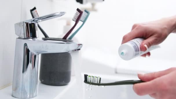 Girls Mão Aplica Pasta Dentes Escova Para Higiene Banheiro Branco — Vídeo de Stock