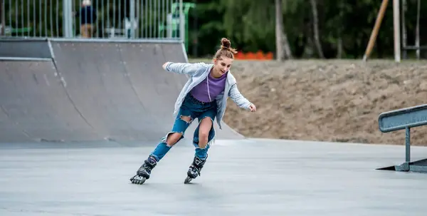 Beautiful Girl Roller Skater Riding City Park Ramp Pretty Female — Stock Photo, Image