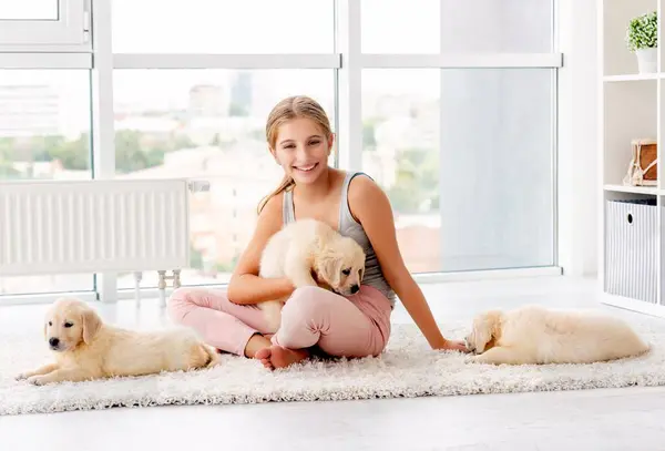 Sorrindo Menina Segurando Retriever Cachorro — Fotografia de Stock