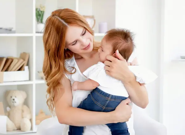 Młoda Matka Przytulanie Cute Baby Domu — Zdjęcie stockowe
