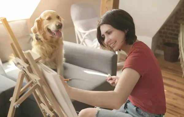 Hübsches Mädchen Zeichnet Skizze Mit Golden Retriever Hund Mit Bleistift — Stockfoto