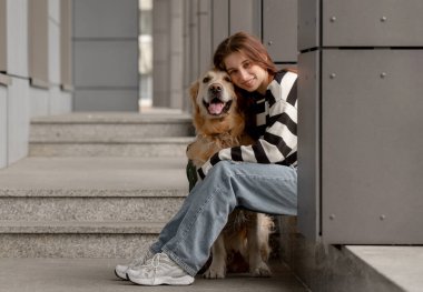 Altın Köpekli Genç Kız İlkbaharda Şehirde Oturuyor