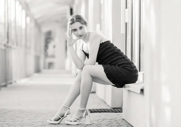 Young Girl Poses Fashion Style Street Dress Black White Photo — Foto de Stock