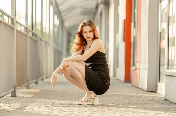 Jeune Fille Pose Dans Style Mode Sur Rue Dans Une — Photo