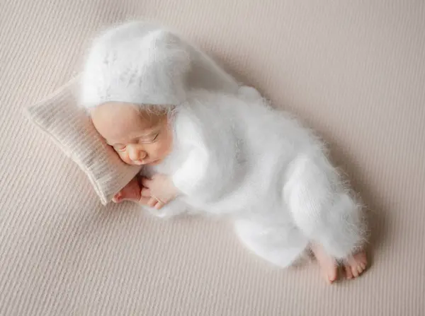 Newborn Baby White Jumpsuit Sleeps Studio Photoshoot - Stock-foto # 