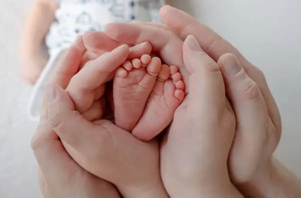 Parents Berceau Nouveau Bébé Pieds Minuscules Dans Leurs Mains — Photo