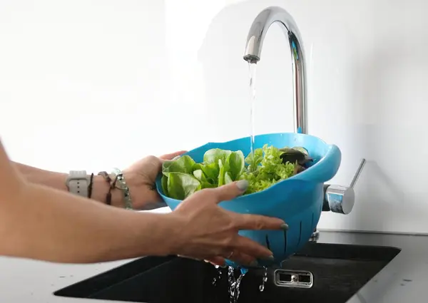 Młoda Kobieta Kuchni Myje Liście Sałaty Zbliżeniu Widok — Zdjęcie stockowe