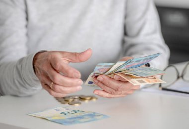 Yaşlı Kadınlar Para Sayar, Euro sayar, Yakından bakınca