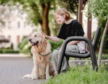 Yaz, Benç 'te oturan Altın Köpekli Kız Buldu