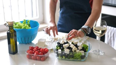 Ev hanımı, Yunan Salatası Hazırlama Ev Yapımı Yemeği ile Tabağa Peynir Koyuyor