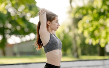 Yaz boyunca Park 'ta Genç Kız Egzersizleri