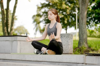 Sportif Genç Kadın Sağlıklı Yaşam İçin Yoga Mat Üzerinde Egzersiz Yapıyor