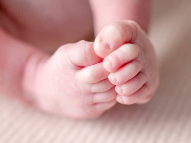 Yeni doğmuş bir kızın minik ayakları inanılmaz derecede narin ve değerlidir.