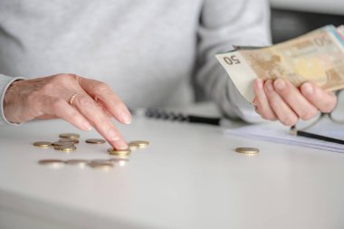 Yaşlı Kadınlar Yakın Çekim Faturalar ve Paralar, Avro
