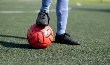 Futbol sahasındaki kramponlara basan çocuklar oyunun özünü yakalıyor.
