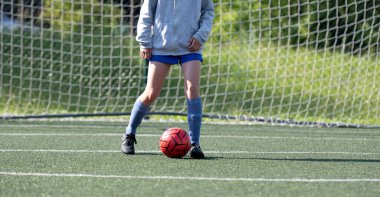 Çocukların Ayakları Futbol Eğitimi sırasında Topa Yakın Çekimde Öncülük Ediyor